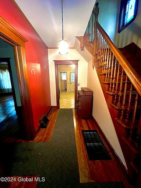 3rd image of 826 Thompson Street