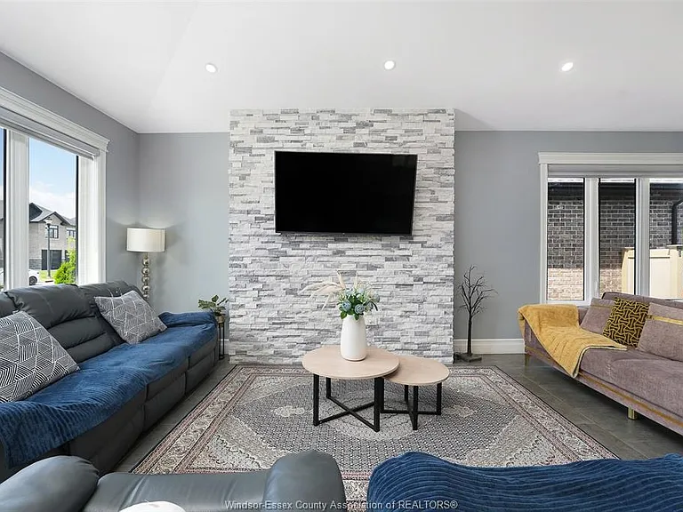 1390 Barkley Ave — Photo 8
