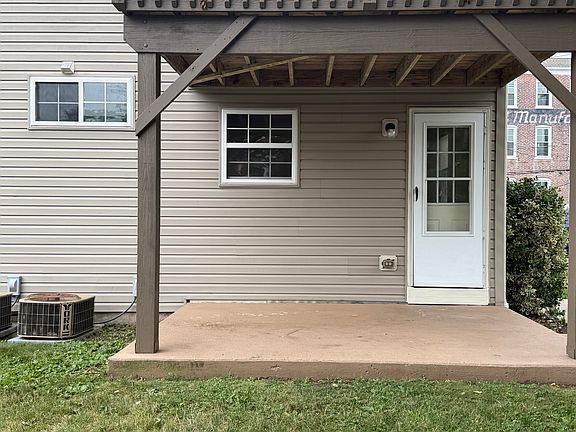3rd image of 217 New St
