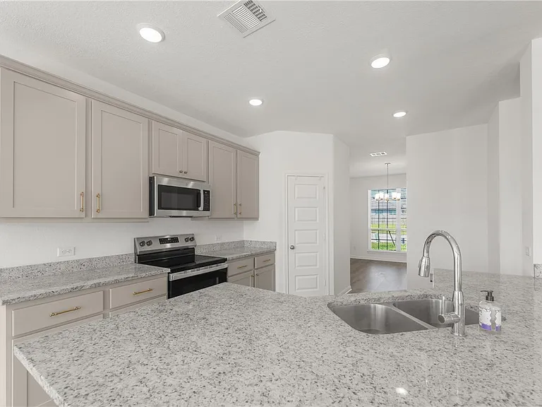 1386 Kingsgate Dr — Photo 10