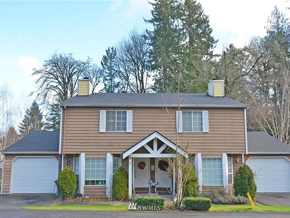 Townhome Style Condo with an attached garage!
