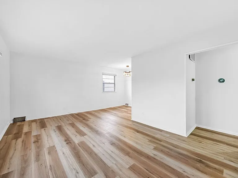 27151 Farringdon Ave — Photo 20