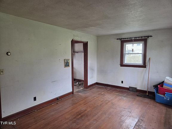 3rd image of 10189 Crescent Rd