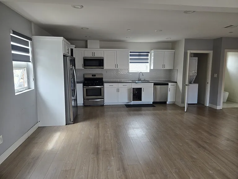 1150 1/2 Hobart Pl — Photo 2