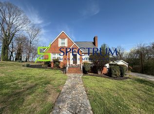 1148 Lake Dr, Dandridge, TN 37725