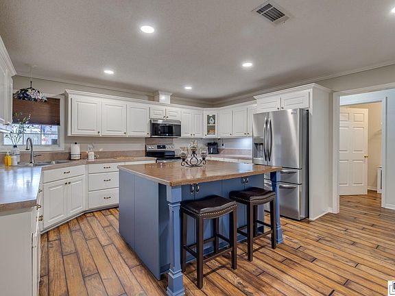3rd image of 108 Pin Oak Dr