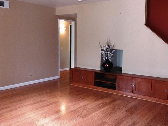 5th image of 343 Henderson Dr