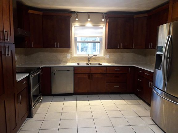 5th image of 2917 E Glenwood St