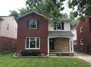 1990 Broadstone Rd, Grosse Pointe Woods, MI 48236