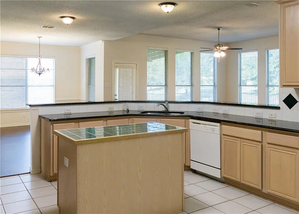 5 bed, 3.5 bath, 3088 sqft, $3,490 — Photo 3