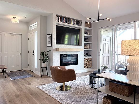 3rd image of 804 Summer Hawk Dr Unit 1204