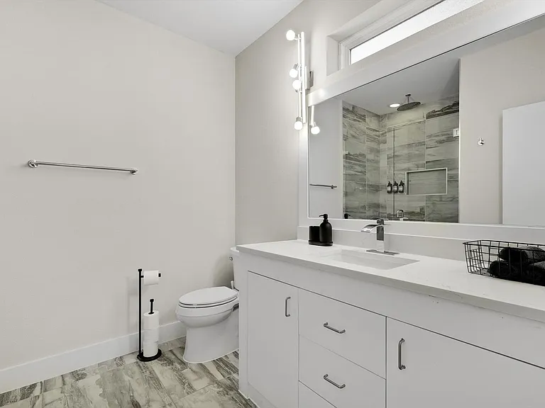2421 Throckmorton St — Photo 32