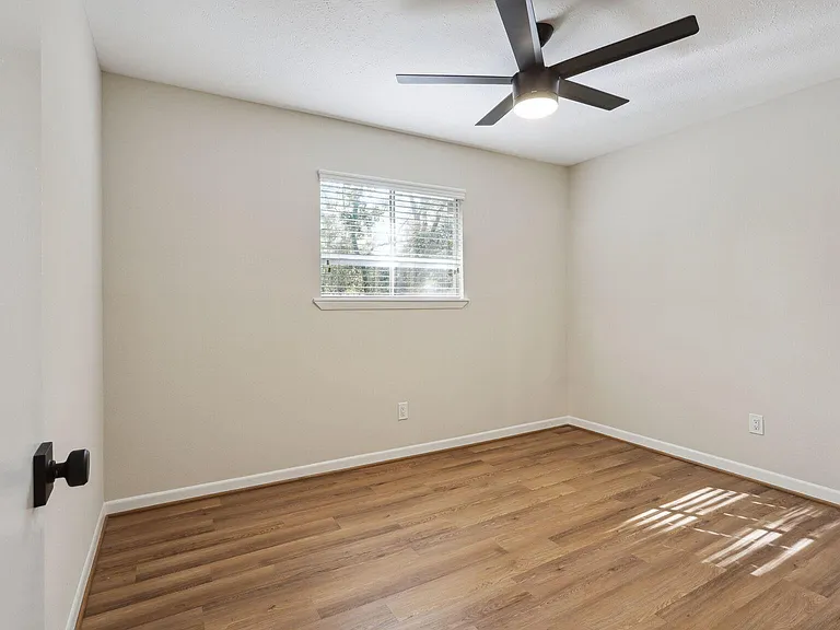68 NE Yewleaf Rd — Photo 16