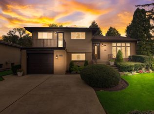 129 Julie Dr, Glenview, IL