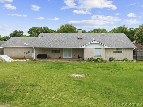 5th image of 1012 Oak Dr
