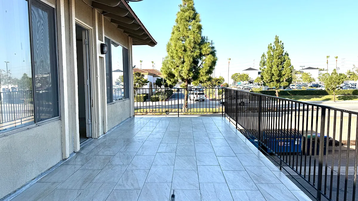 Building Photo - 2719 W Juniper St #4