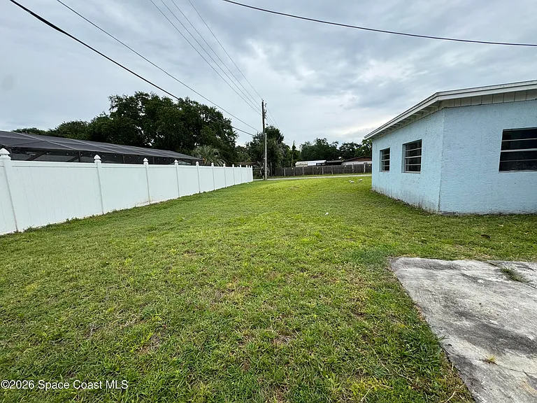2506 Stratford Dr — Photo 3