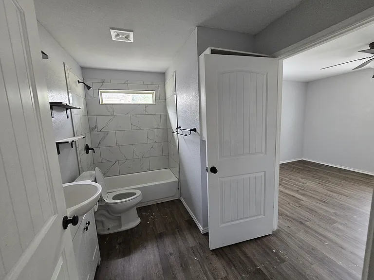 904 Estelle Ave — Photo 2