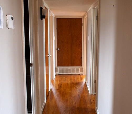 4th image of 127 Oakwood St