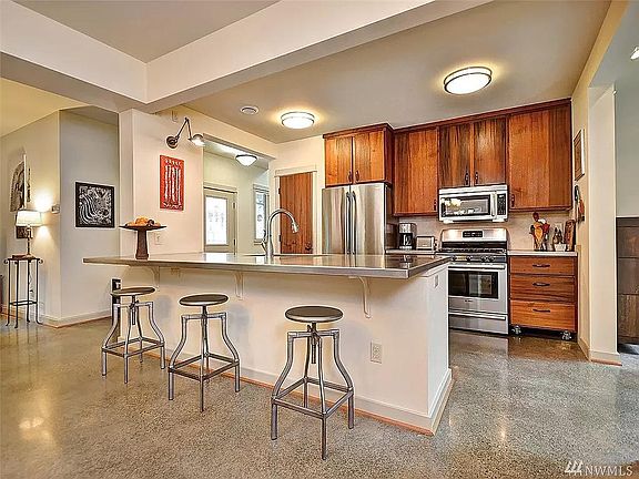 Kitchen with stainless steel counter, very low maintenance. High-end appliances