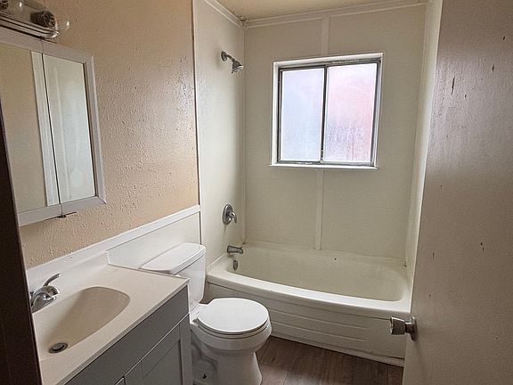 4th image of 1609 Riviera Dr