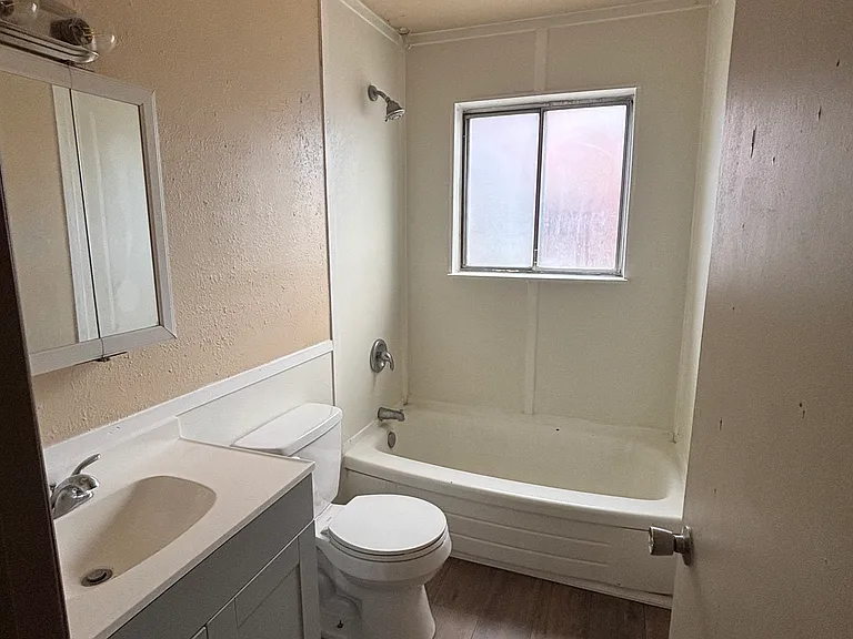 1609 Riviera Dr — Photo 4