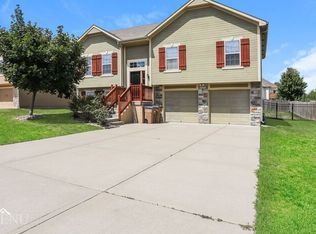 2002 Parkview Dr, Raymore, MO 64083
