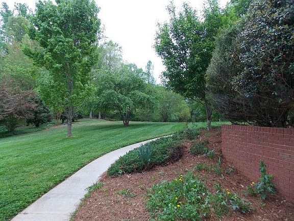 4th image of 2200 Meadowood Ln