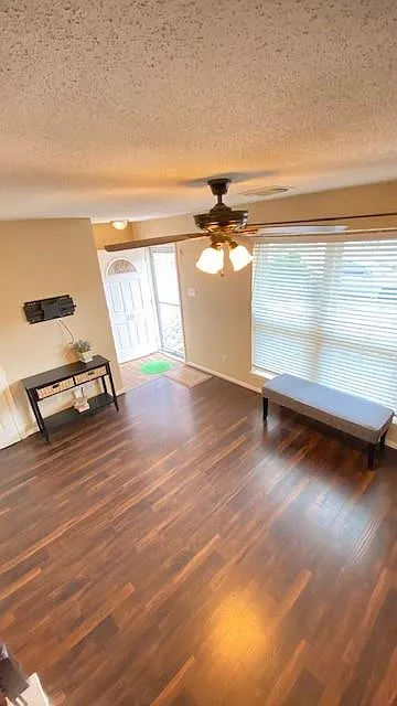 3 bed, 2.5 bath, 1365 sqft, $2,100 — Photo 3