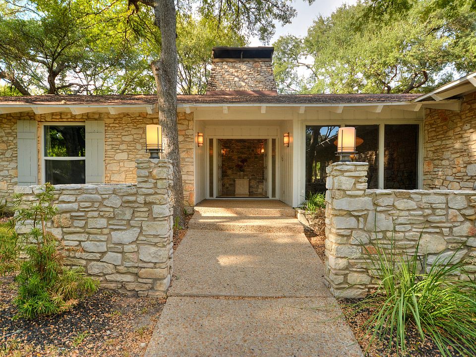 INVITING COURTYARD