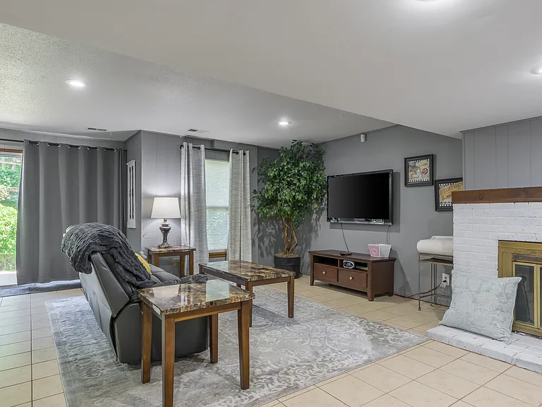 5221 N Central St — Photo 20