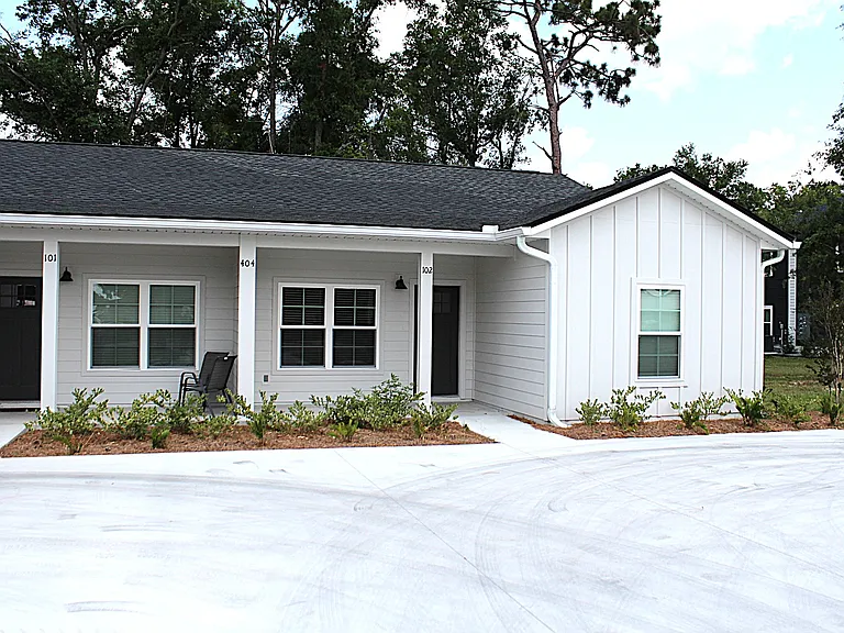 404 NW Lake City Ave — Photo 2
