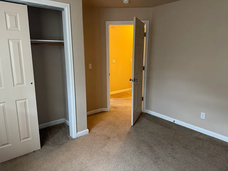 104 S 6th St #4 — Photo 9