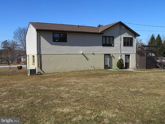 3rd image of 579 Lake Meade Dr