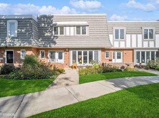 1497 Chantilly Ct, Highland Park, IL 60035