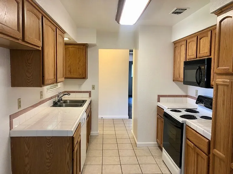 7521 Blackthorne Way — Photo 9