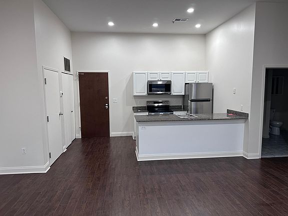 3rd image of 1001-13 Chestnut St #801W