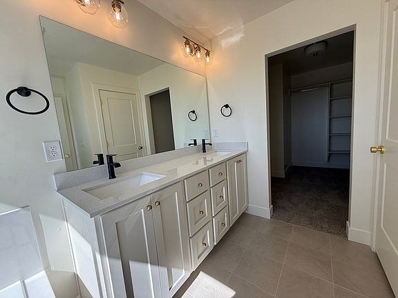 4th image of 2966 E Carriage Dr #430