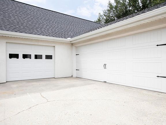 5th image of 124 Canada Dr