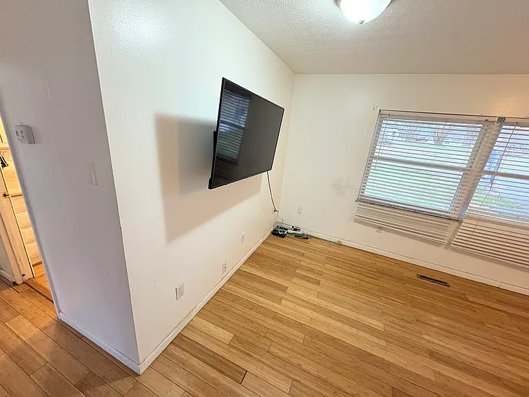 105 Lincoln Hts — Photo 9