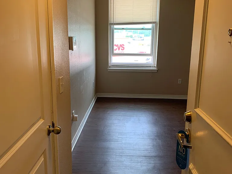 524 W Will Rogers Blvd — Photo 1
