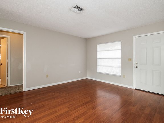 4th image of 895 Willow Ln W