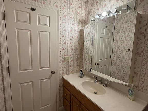 4th image of 3823 W Palmyra Ct