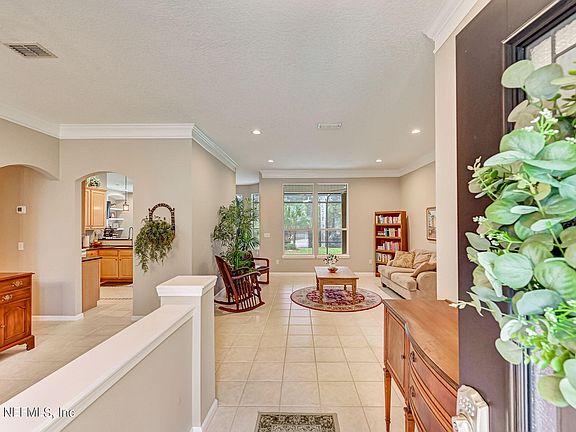 3rd image of 349 W SILVERTHORN Lane