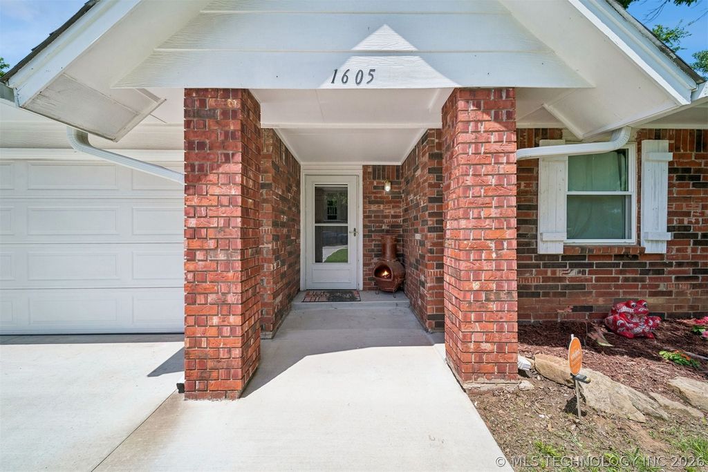 1605 S Pine Ave, Broken Arrow, OK - View 3