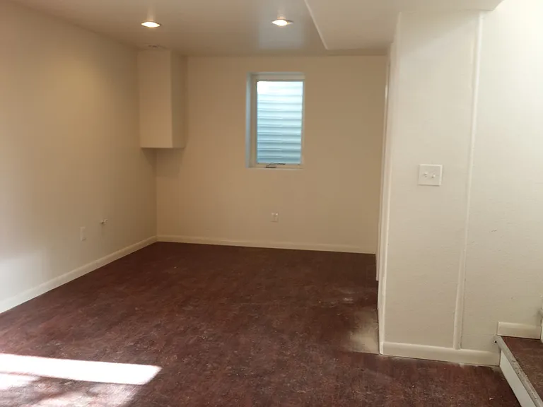 186 S Yates Way — Photo 4