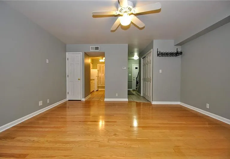120 Jamestown Ct — Photo 4