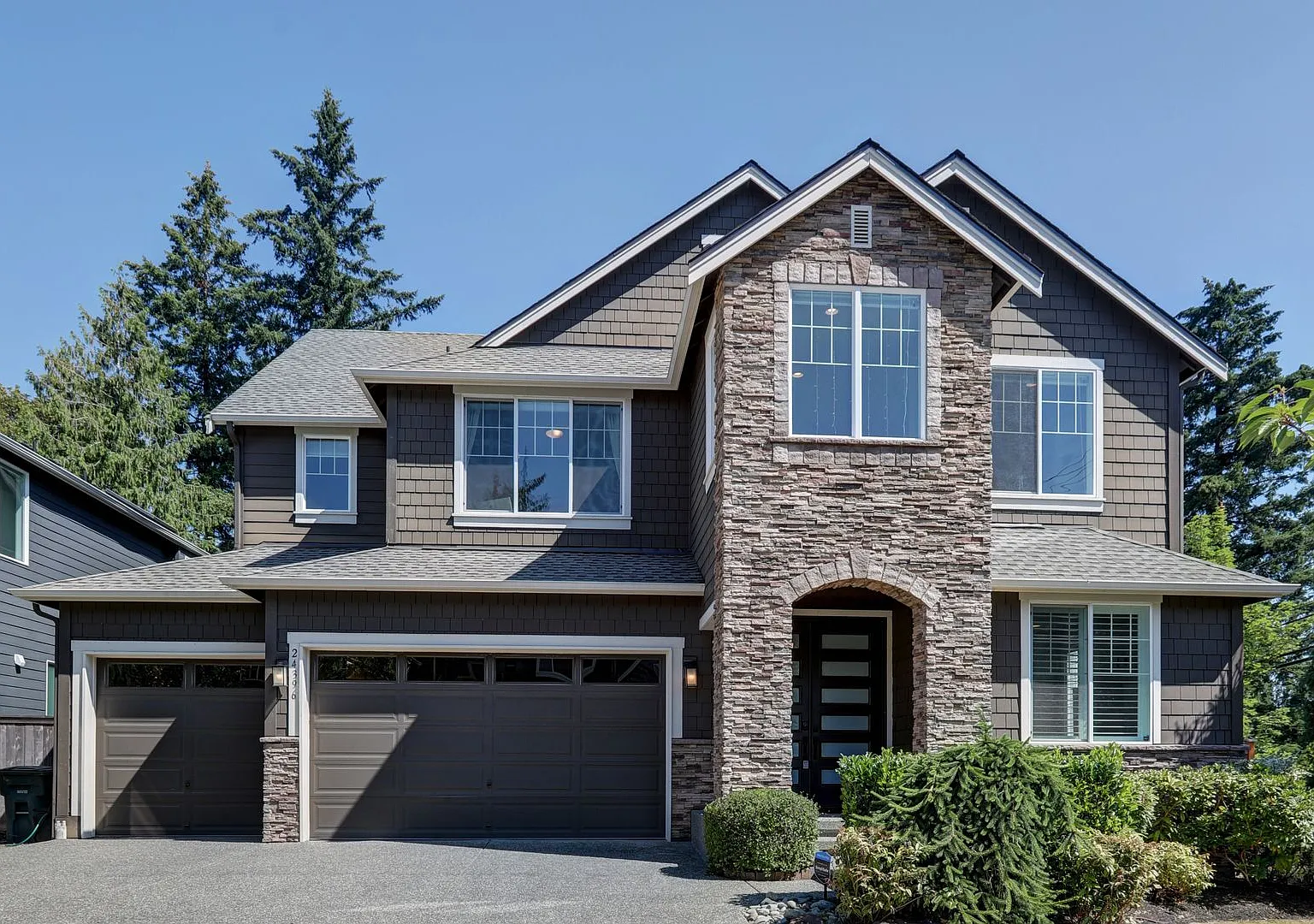 Stunning 5-Bedroom Sammamish Home with Main-Level Guest Suite — Photo 2