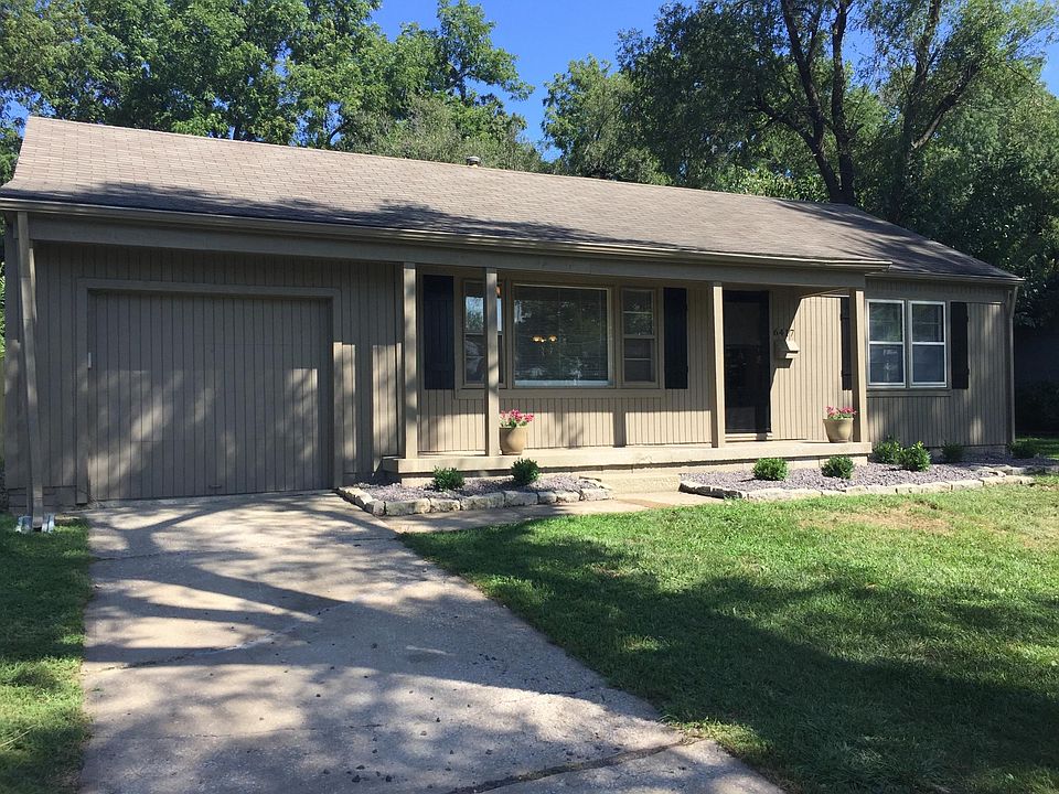 Cute house with fresh landscaping and 1 car garage!
