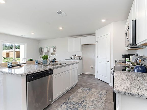 4th image of 511 Sagebrush St.